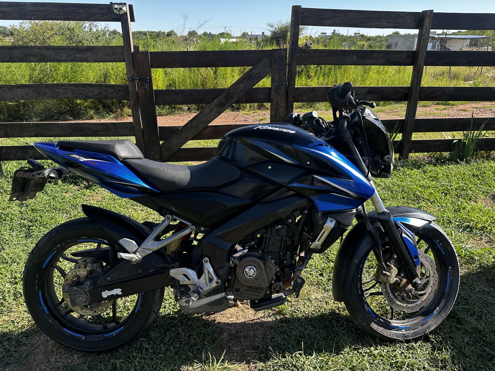 Bajaj Rouser 200 - Foto 1