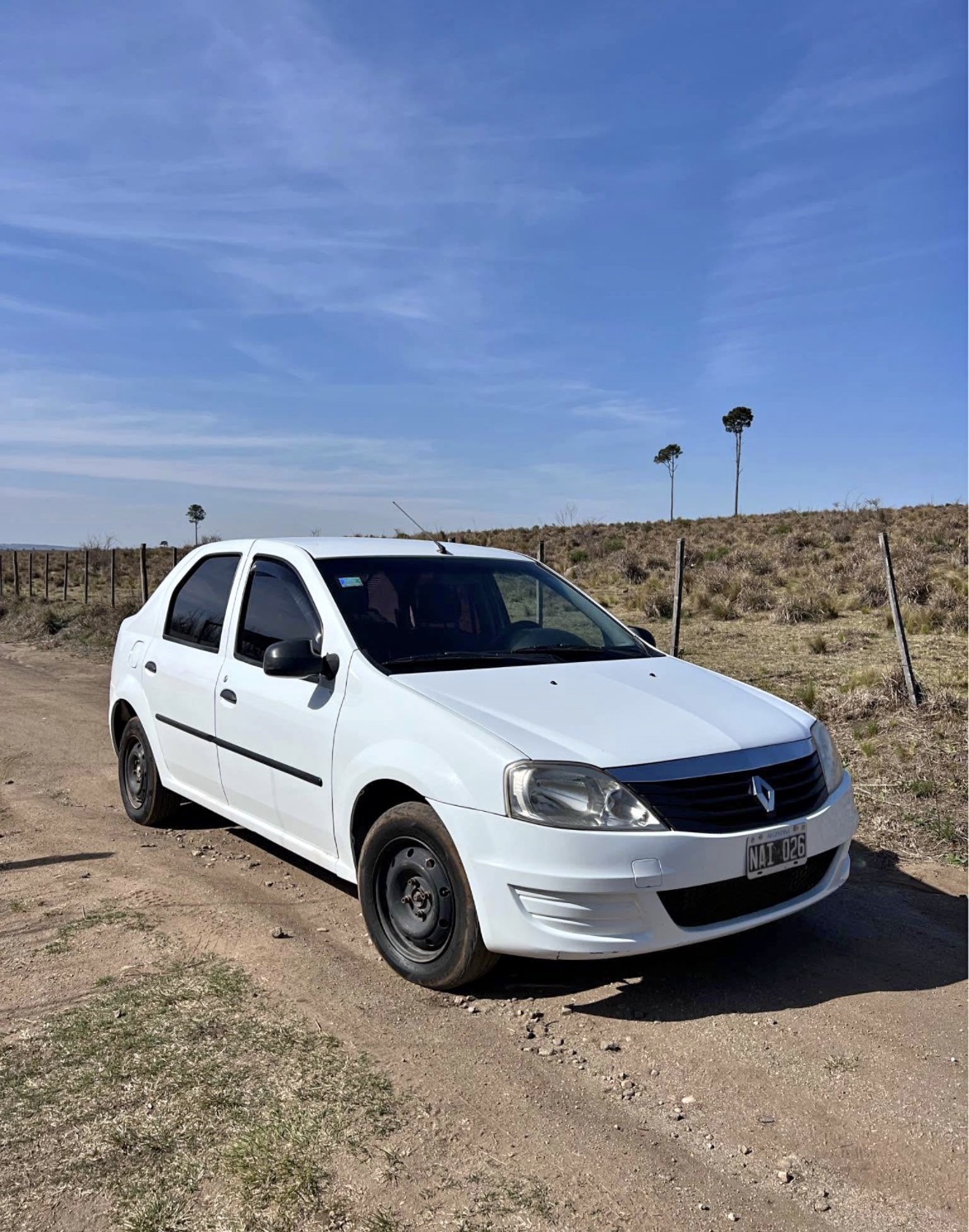 Renault Logan 2013 1.6 Nafta Pack - Foto 1